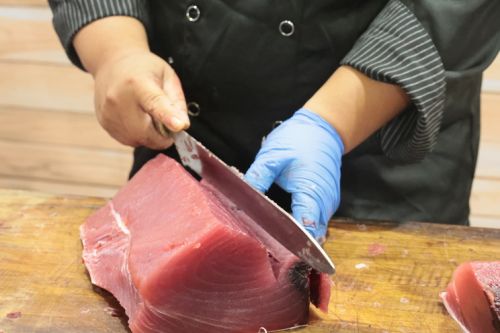 血合いの部分を取り除く作業