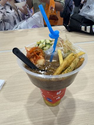 ドリンクのカップと合わさった「夜市？」仕様の容器（写真のメニューは牛丼）