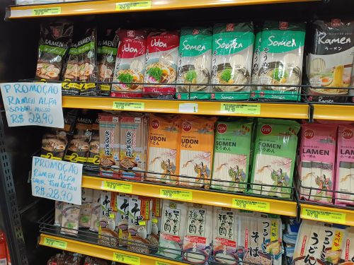 東洋食品を販売する店で日本食の乾麺を販売する陳列棚の一角