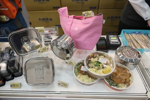 台湾鉄道の弁当、弁当箱、弁当箱を入れる手提げ袋のセット販売もありました