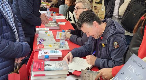 サン・ジョルディ祭で作家たちがファンにサインしている会場