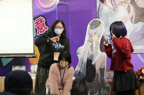 最後はキャラクターのボードに3人でサイン