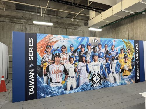 地下2階のアリーナレベルの入口前の広場に設けられた記念撮影ボード
