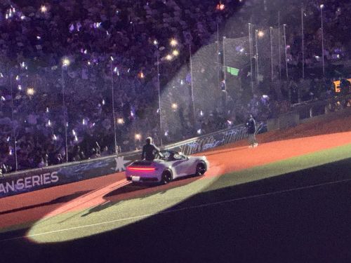 一人オープンカーで入場する新庄剛志監督