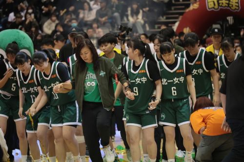 手をつなぎ、応援席へ向かう選手と駱燕萍ヘッドコーチ（左から４人目）