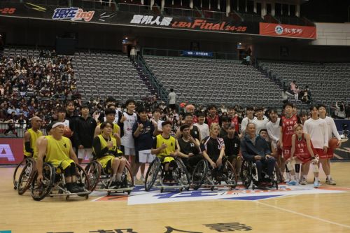 試合終了後は、女子の3位決定戦を控える選手たちと記念撮影
