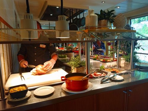 朝・昼・夕方の三食付きで、ブッフェスタイルでした