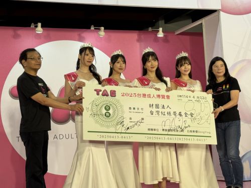 チャリティ活動もしっかり（左から月野江すいさん、森沢かなさん、大槻ひびきさん、九野ひなのさん）