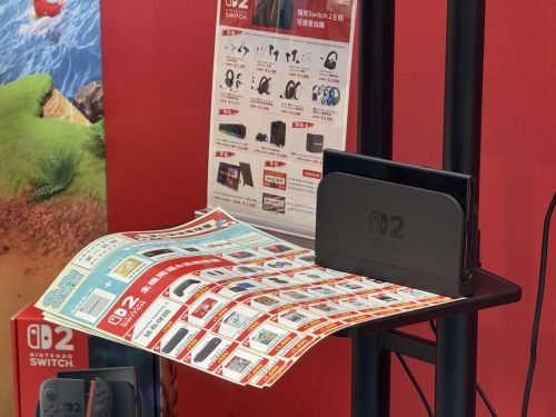 テストゲームのモニター下に置かれたチラシ。ドックが重石代わりに