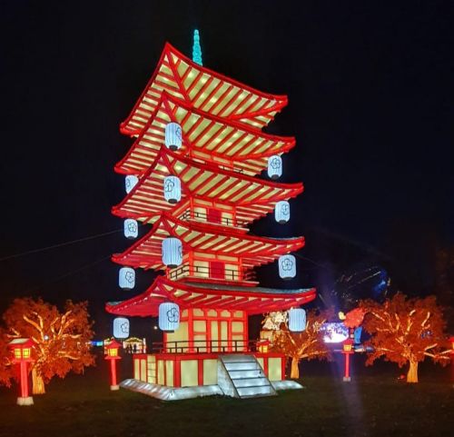 ２０００点も光輝く作品が　織りなす世界は圧巻です。