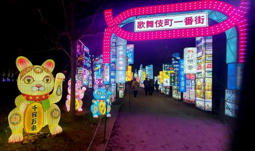 営業は毎日午後６時から午後９時半まで