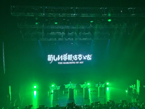 最初は４人のメンバーが講演台の前に立って歌を披露