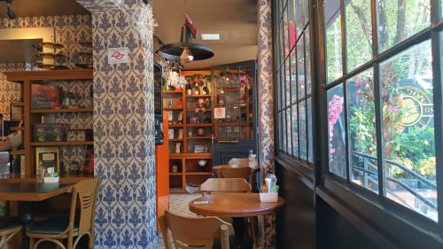 ロンドン・コーヒー・ステーションの一階店内