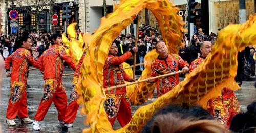 漢服をまとった人々にも注目です。