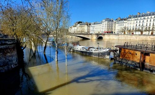 冠水状態セーヌ川岸。普段は停泊している場所まで散歩道がある