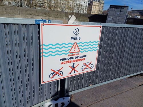 立ち入り禁止の看板