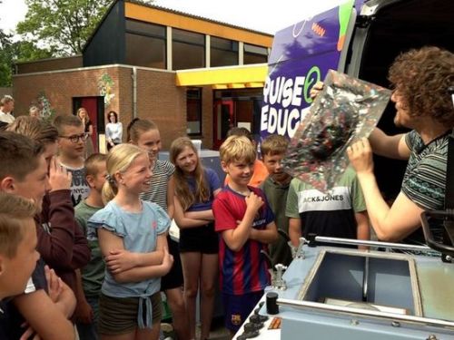 省資源に関して屋外教室で学ぶ小学生たち